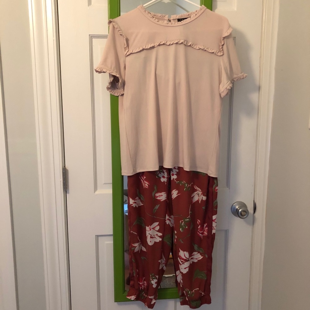 Cute bundled outfit! Floral pants flattering shirt